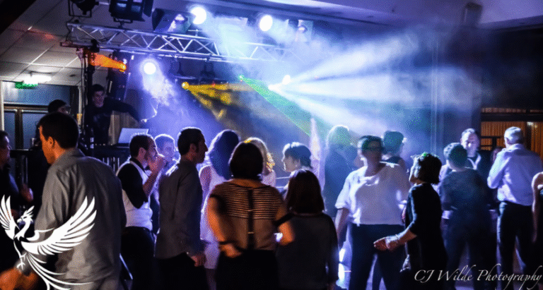 Piste de danse pleine lors d’une soirée de mariage animée par le DJ Alexandre17 à La Rochelle (17)