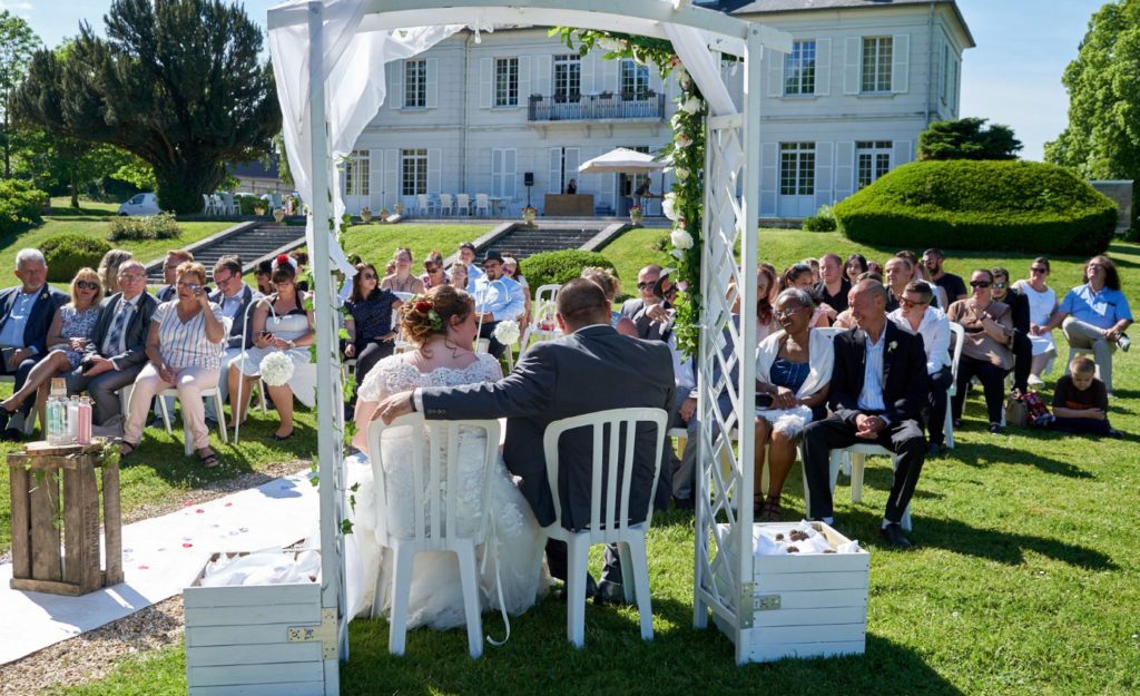 Écriture personnalisée d'une cérémonie laïque de mariage par LoL Événements pour une cérémonie unique, émouvante et à l'image des mariés.