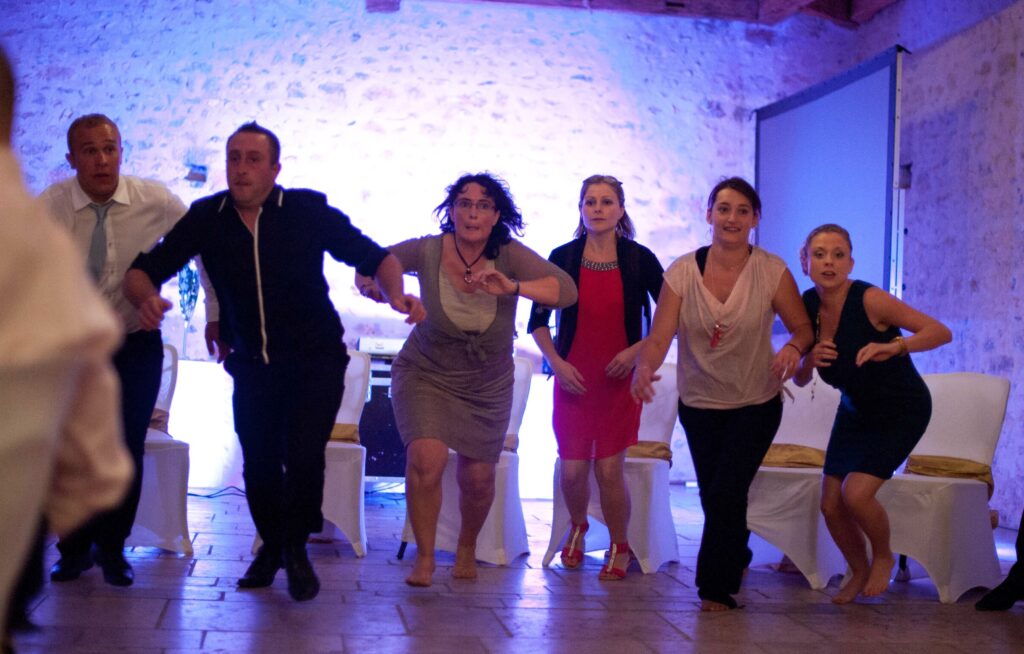 Jeu des 12 mois lors d'un mariage avec des invités participants et une animation conviviale organisée par LoL Événements.