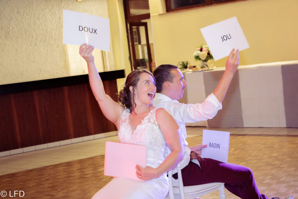 Jeu des adjectifs lors d'un mariage avec les mariés et les invités participant à une animation humoristique animée par LoL Événements.