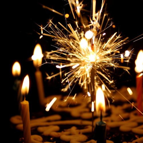 Le gâteau luminescent joyeux anniversaire - Pour une fête magique !