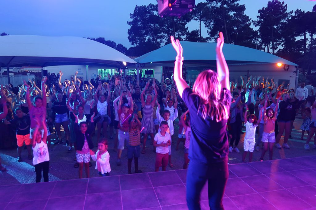 Chorégraphie DJ dans un camping