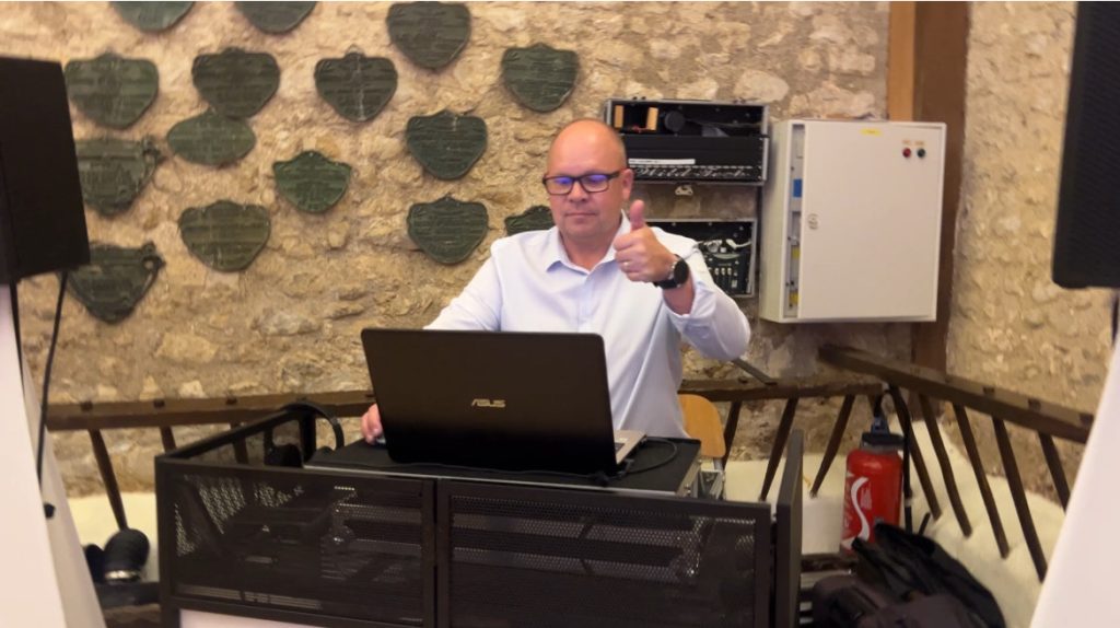 DJ Fabrice 28 aux platines lors d’un mariage en Eure-et-Loir – Animation musicale par LOL Événements.