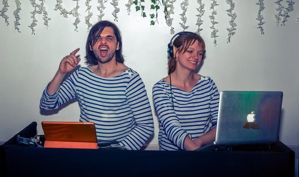 Guillaume et Adèle, DJ animateurs et comédiens chez LOL Événements en Normandie, posant lors d’une animation festive.