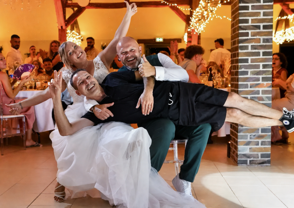 Mickael DJ animateur mariage dans le Loiret avec un couple de mariés après une soirée festive