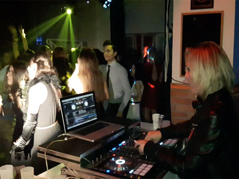 DJ Marjorie Djette animant un anniversaire à Lyon avec musique généraliste et matériel son et lumière professionnel
