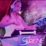 Irina, DJ et chanteuse professionnelle en prestation live lors d’un mariage.