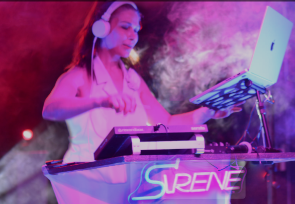 Irina, DJ et chanteuse professionnelle en prestation live lors d’un mariage.