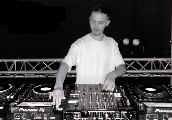 Théo 72, DJ animateur au Mans, en action derrière ses platines lors d’une soirée événementielle