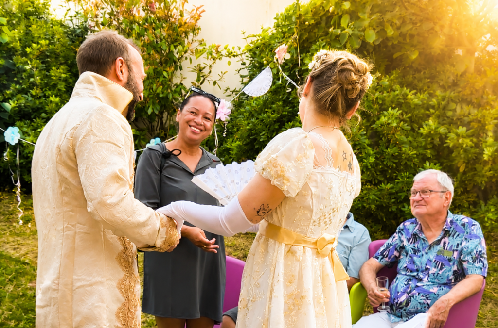 Animation Bridgerton pendant un cocktail de soirée par LoL Événements, avec comédiens costumés et ambiance immersive pour entreprise, mariage ou événement privé.