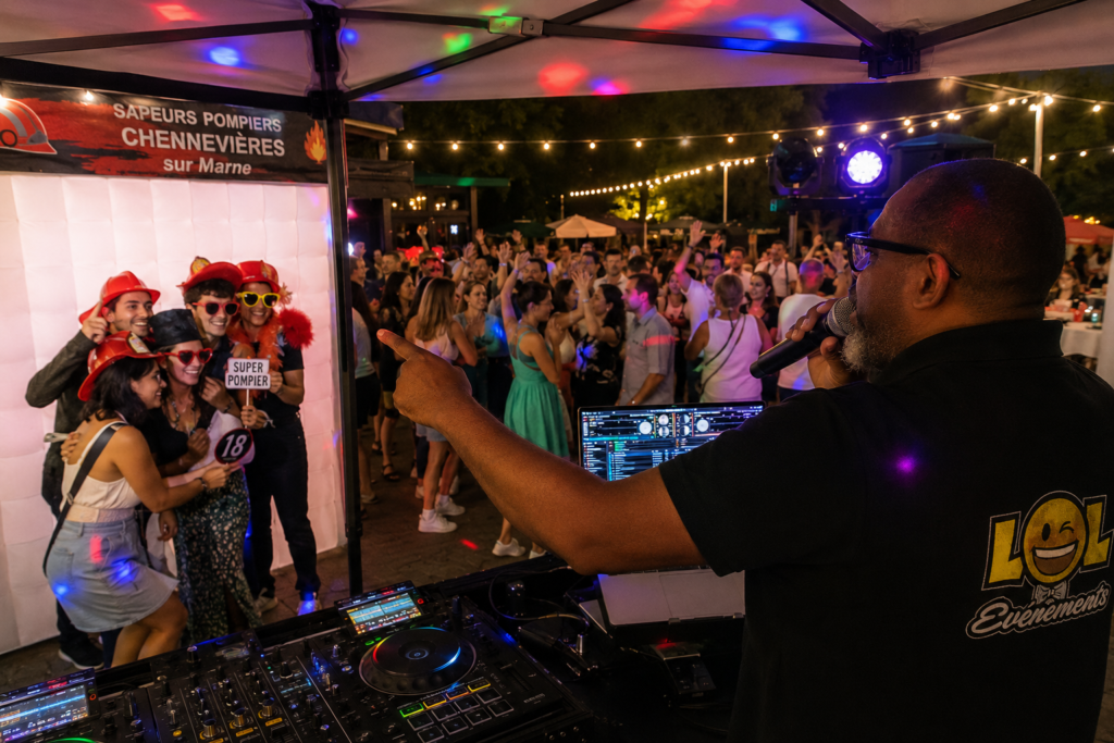 DJ Tico de LoL Événements anime le Bal des Pompiers de Chennevières-sur-Marne avec une piste de danse et un photobooth sur le thème des pompiers.