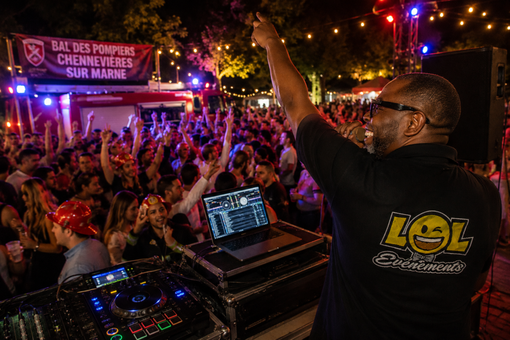 DJ Tico de LoL Événements met l'ambiance au Bal des Pompiers de Chennevières-sur-Marne devant une foule en fête.